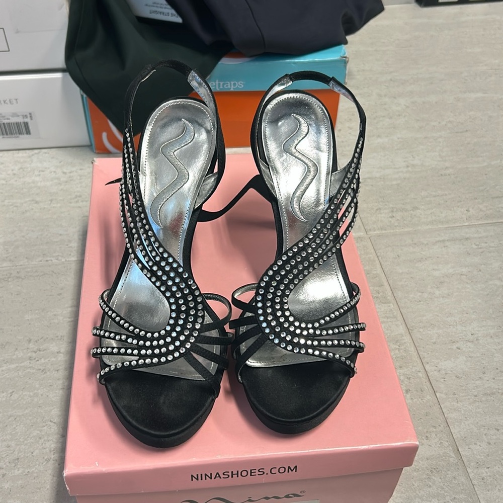 Nina Genassi black heel